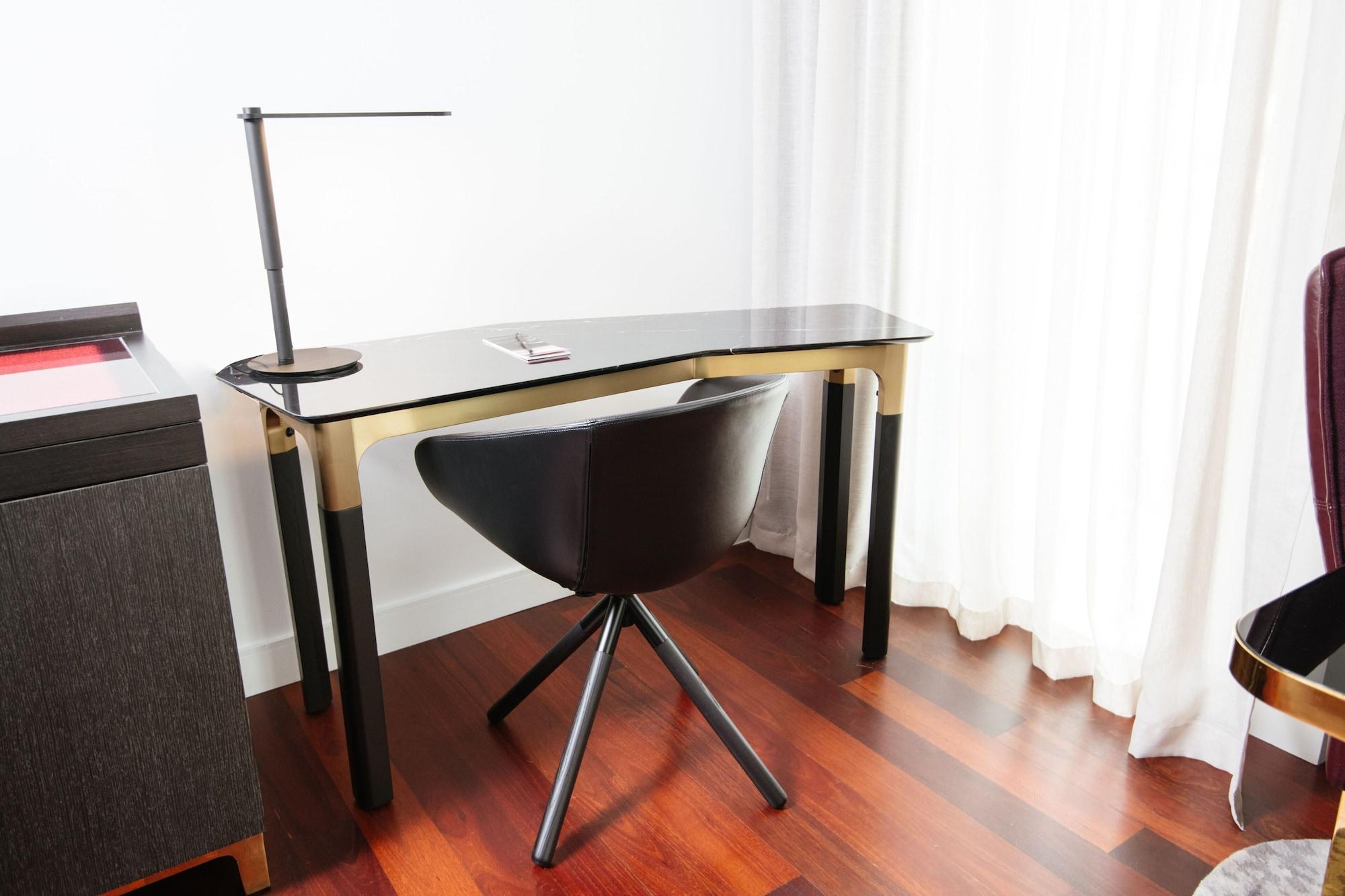 Qt Perth Hotel Екстериор снимка A modern desk
