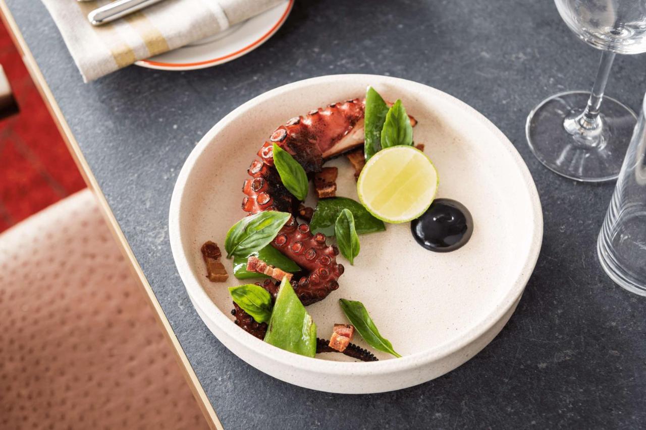 Qt Perth Hotel Екстериор снимка Octopus with green beans and lime