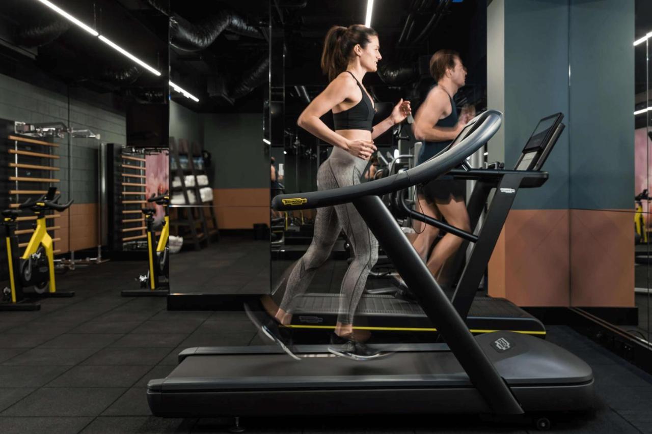 Qt Perth Hotel Екстериор снимка A treadmill in use