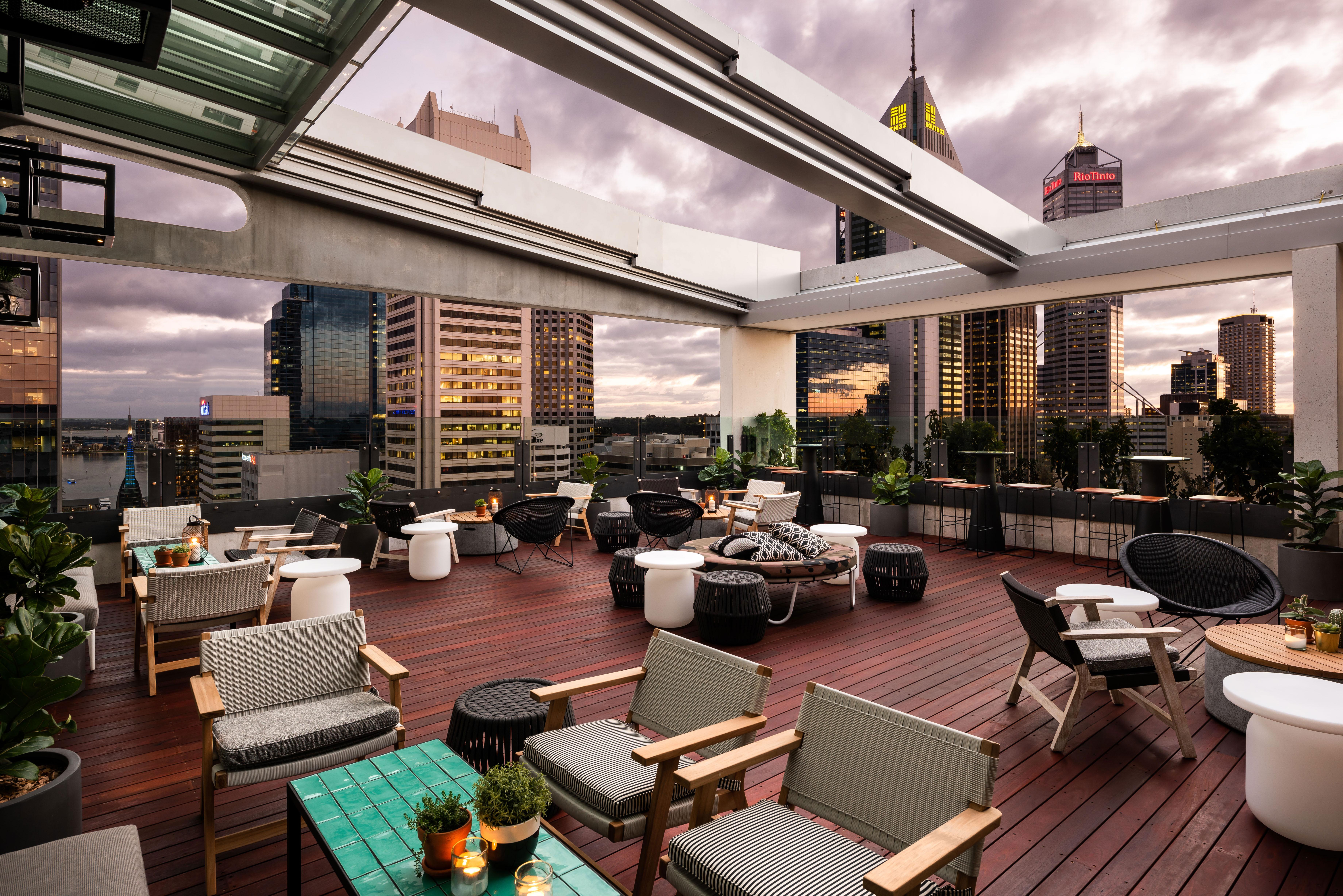 Qt Perth Hotel Екстериор снимка The rooftop bar at the Crown Towers