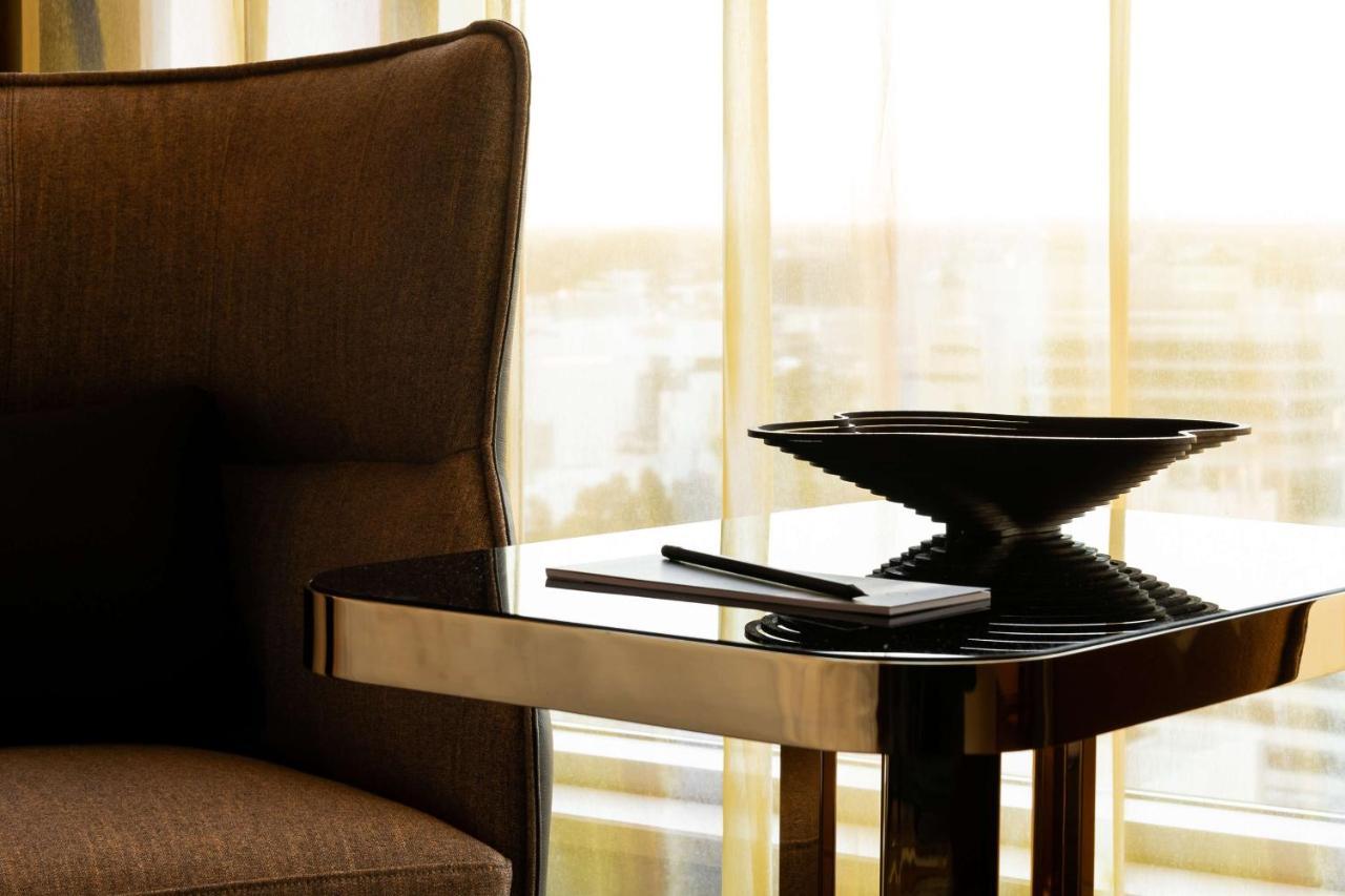 Qt Perth Hotel Екстериор снимка A side table