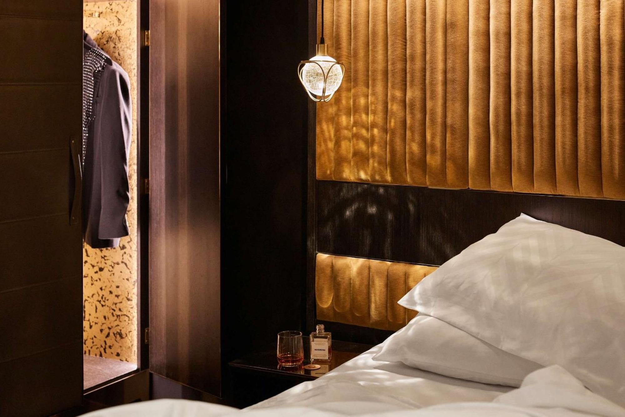 Qt Perth Hotel Екстериор снимка A bedroom at The Ivy Hotel