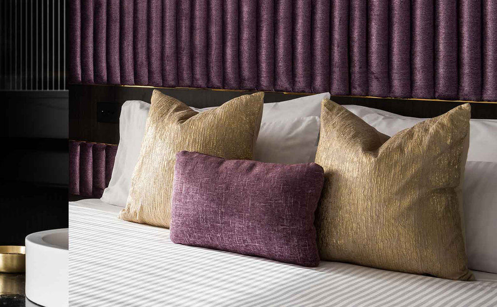 Qt Perth Hotel Екстериор снимка A bed with cushions